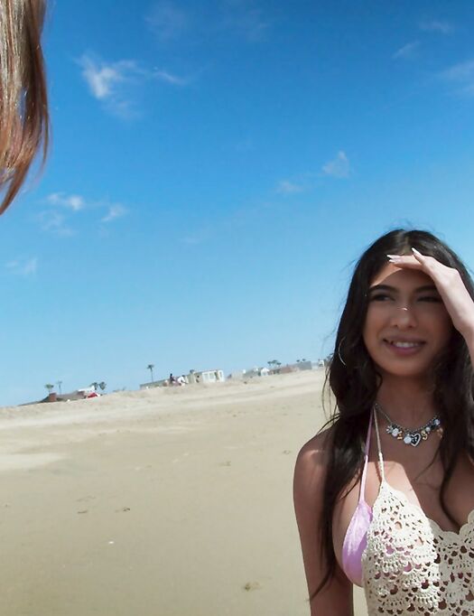 Pretty Beach Babe Reyna Belle Screwed By Long-haired Dude