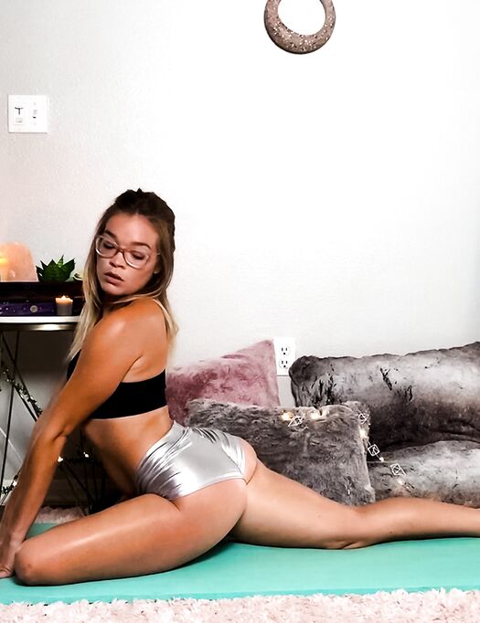 Nerdy Babe Katie Kush Plays With A Huge Toy