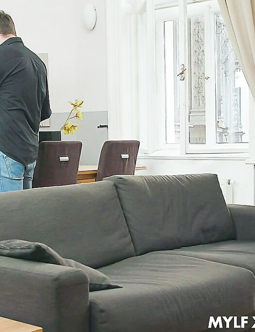 Short-haired Bombshell Lady Dee Gets Pleasantly Fucked On The Sofa